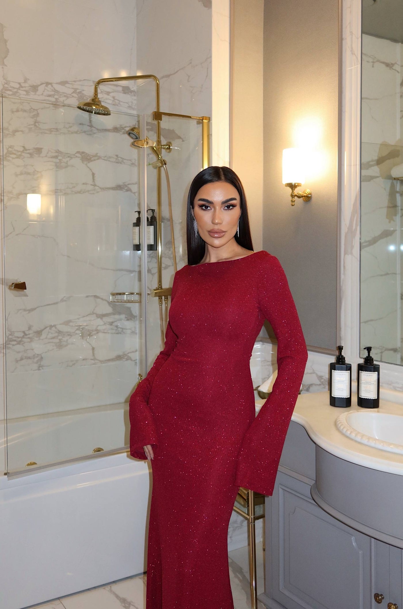 Kırmızı Parıltılı Elbise