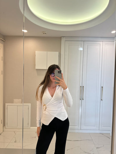Bel Tokalı Beyaz Bluz