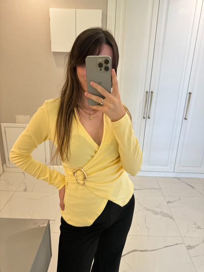Bel Tokalı Beyaz Bluz
